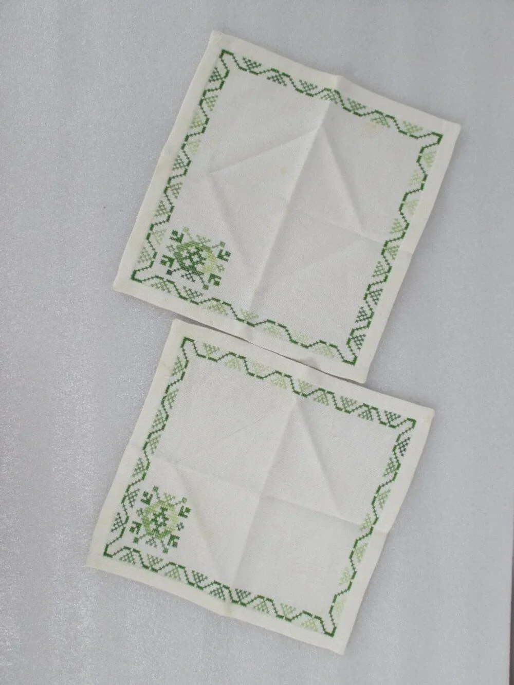 GREEN & WHITE EMBROIDERED TABLECLOTH SET